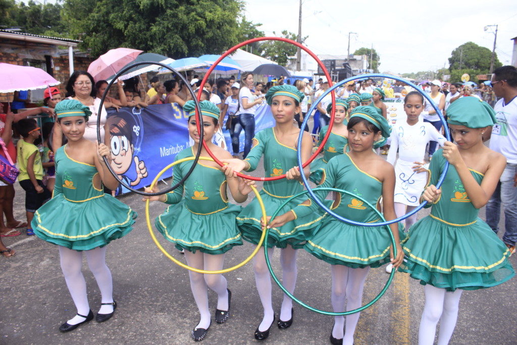 Mais de 3 mil alunos marcham no quarto dia de desfile escolar em Marituba