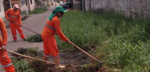 Equipes da Prefeitura de Marituba realizam trabalho de limpeza de ruas e desobstrução de valas no Bairro Novo