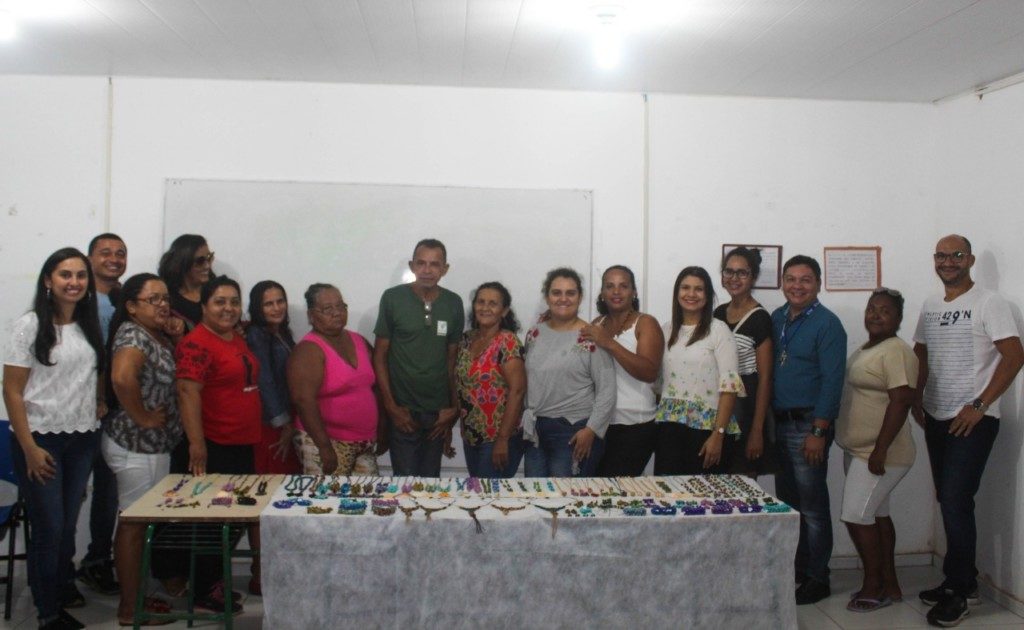 Encerramento do curso de artesanato com sementes, cascas e folhas