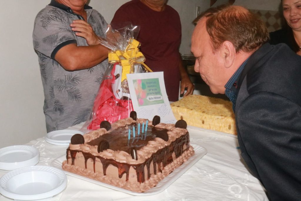 Secretário Antônio Lobato Coutinho recebe festa surpresa de servidores da Seplan