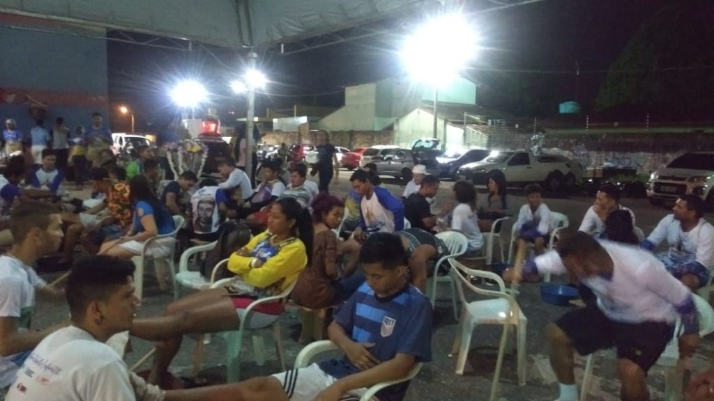 Voluntários realizam acolhida dos romeiros na área externa do Ginásio Poliesportivo de Marituba
