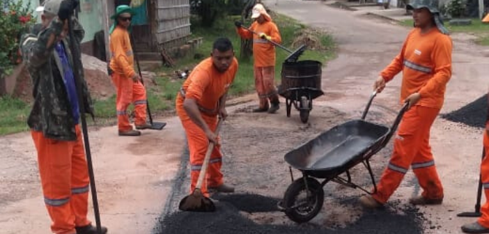 Membros da Equipe de Usina Show da Prefeitura de Marituba realizam revitalização asfáltica na Rua Pedro Mesquita