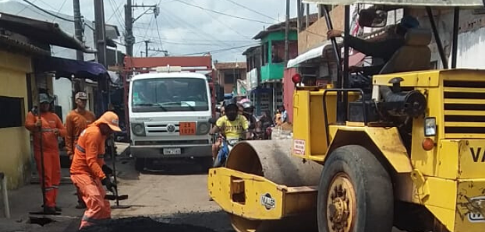 Membros da equipe de Usina Show realizam serviços nas ruas do Bairro Dom Aristides
