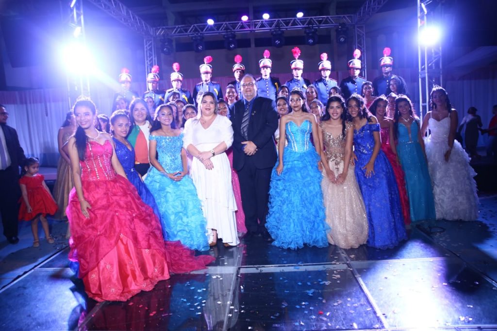 Prefeitura de Marituba realiza mais um lindo Baile de Debutantes para assistidas da Semads