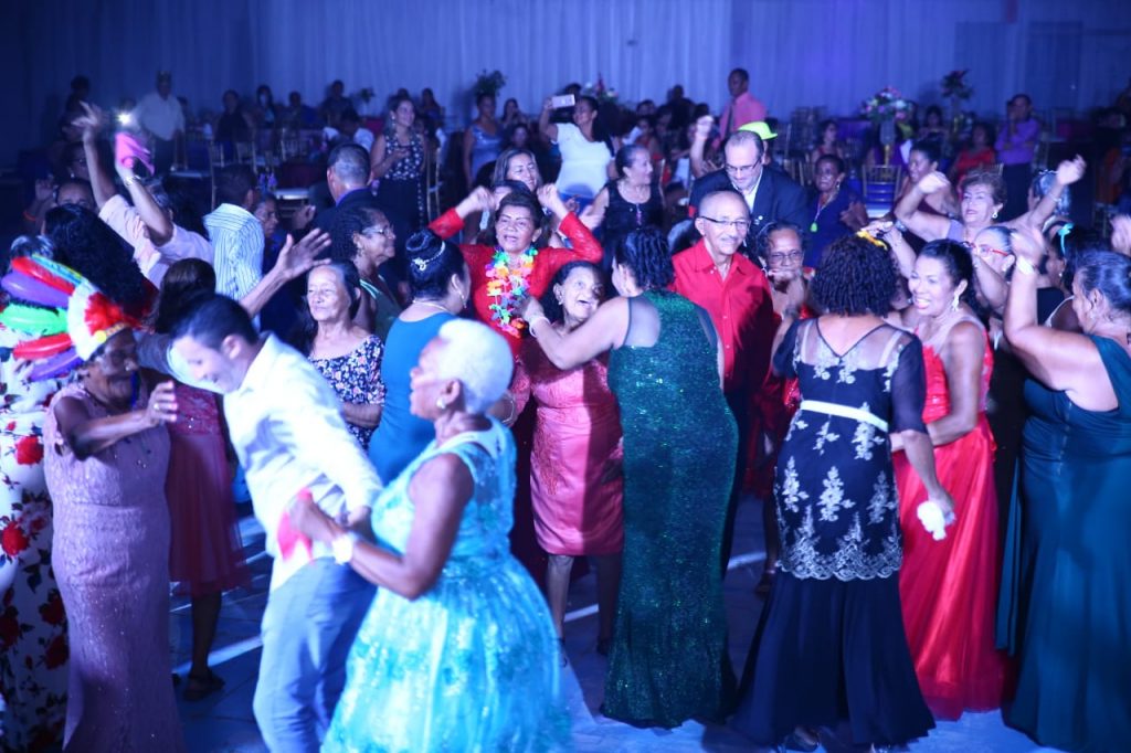 Membros da terceira idade assistidos pela Semads participam de baile especial