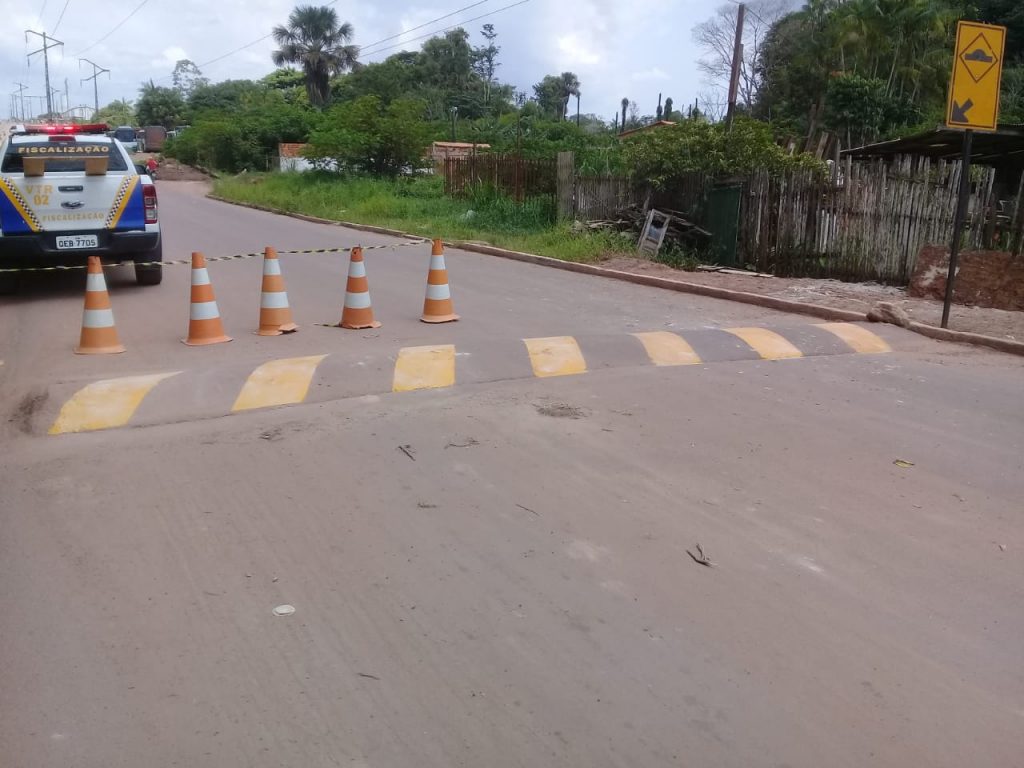 Rua do Fio recebe pintura em lombadas