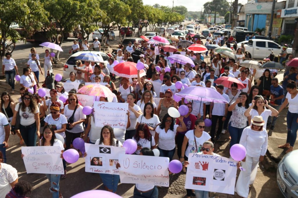 Autoridades e população marcam presença na caminhada pelo fim da violência contra a mulher em Marituba