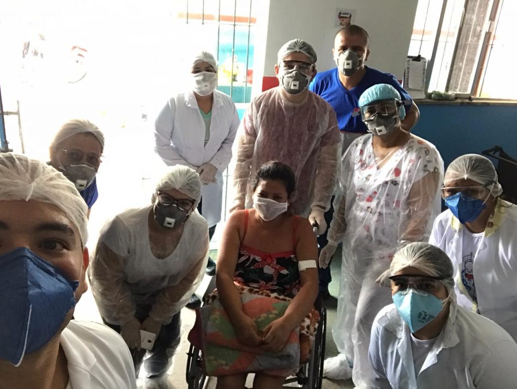 Paciente recebe alta do hospital e emociona profissionais de saúde de Marituba