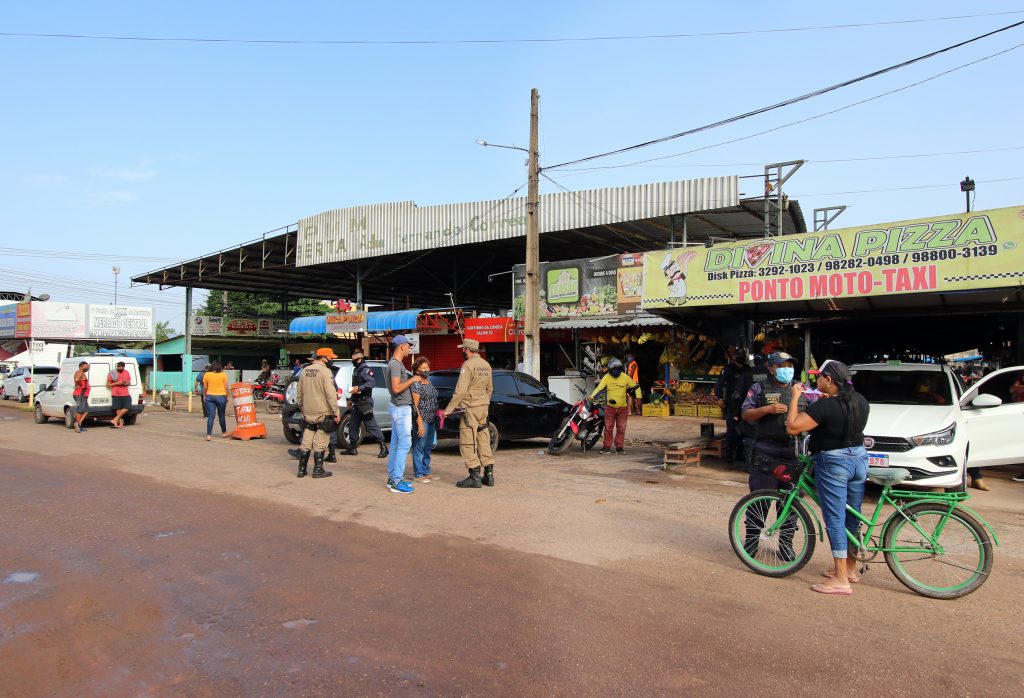 Agentes municipais participam de operações para fazer cumprir o decreto que busca conter o avanço da Covid-19 na RMB