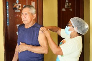 Marituba segue imunizando idosos contra a Covid-19, inclusive os que não podem sair de casa