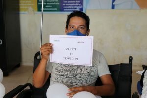 Pacientes recuperados da Covid-19 recebem alta da UPA, na tarde desta terça-feira (16)