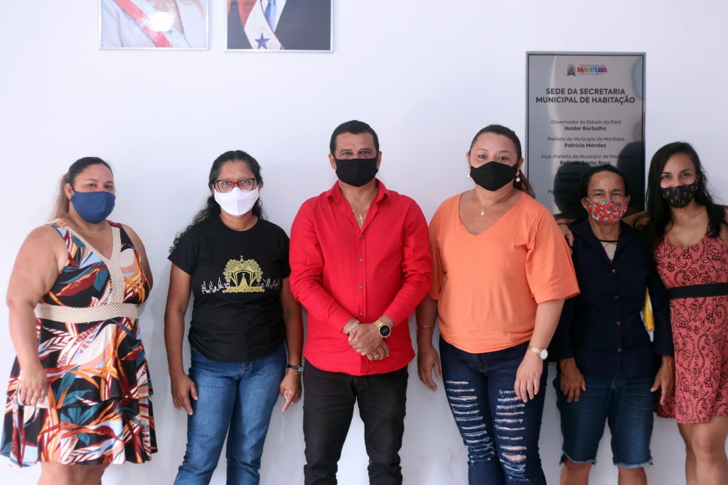 Sehab homenageia mães e entrega cheques do programa “Sua Casa”