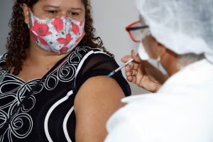 Vacinação contra a Covid-19 avança para pessoas com idade entre 32 e 35 anos