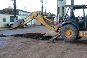 Avenida Central do conjunto Beija-flor recebe operação de tapa-buracos