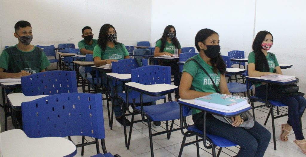 Alunos da Educação de Jovens e Adultos retornam às aulas em Marituba