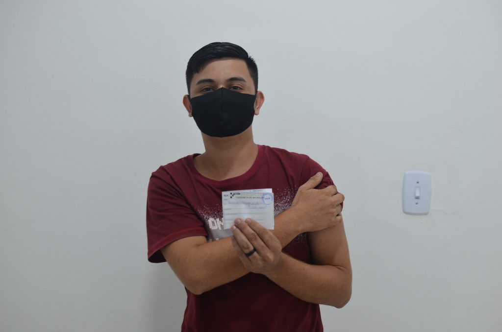 Prefeitura vacina pessoas com 19 anos durante a madrugada desta sexta-feira (13)