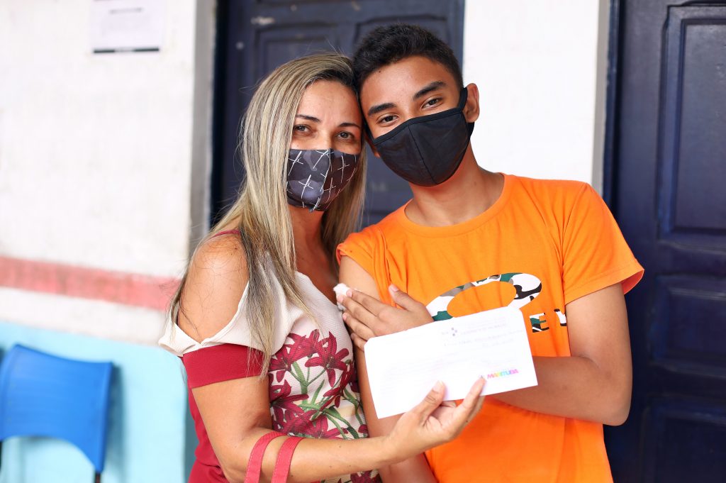 População com idade a partir de 12 anos é imunizada contra a Covid-19, em Marituba
