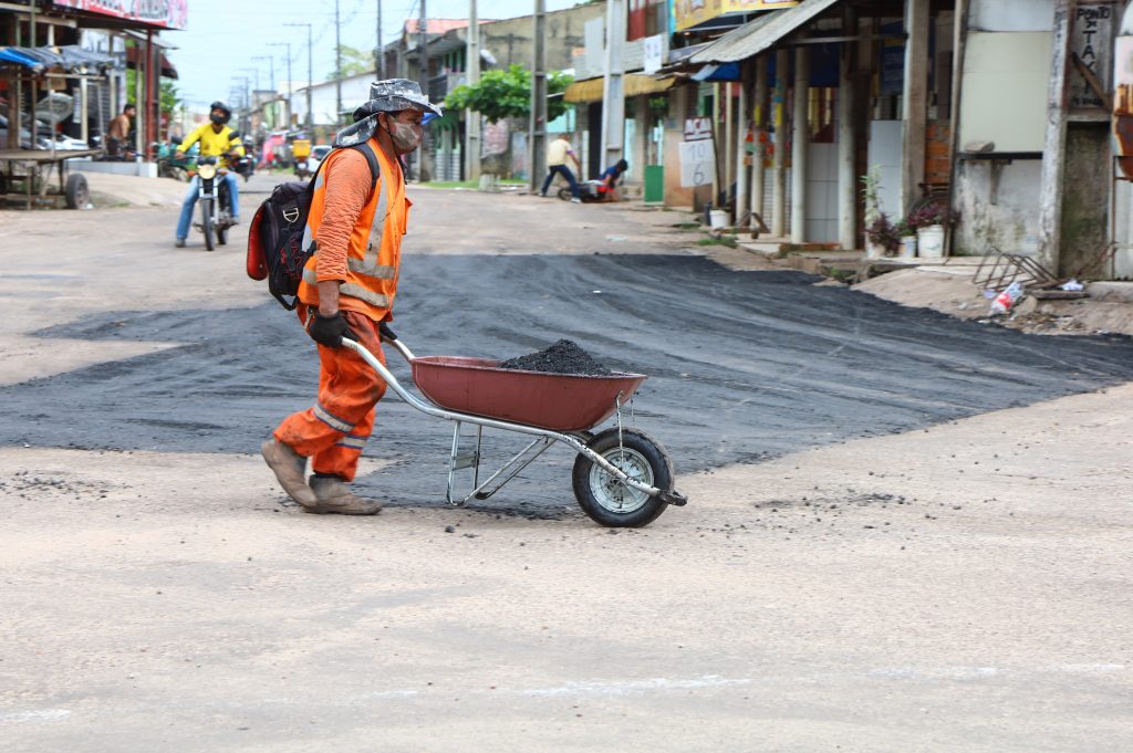 Marituba prossegue com operação tapa-buracos e serviços de terraplenagem nas vias municipais
