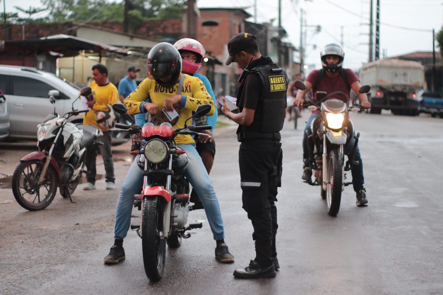 Segmob realiza operação de fiscalização no combate ao transporte irregular em mototáxis