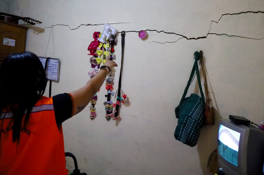 Defesa Civil, Sehab e Semads realizam vistoria em casa com risco de desabamento no Dom Aristides