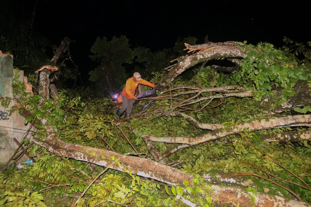 Defesa Civil de Marituba atende ocorrências durante a forte chuva desta segunda-feira