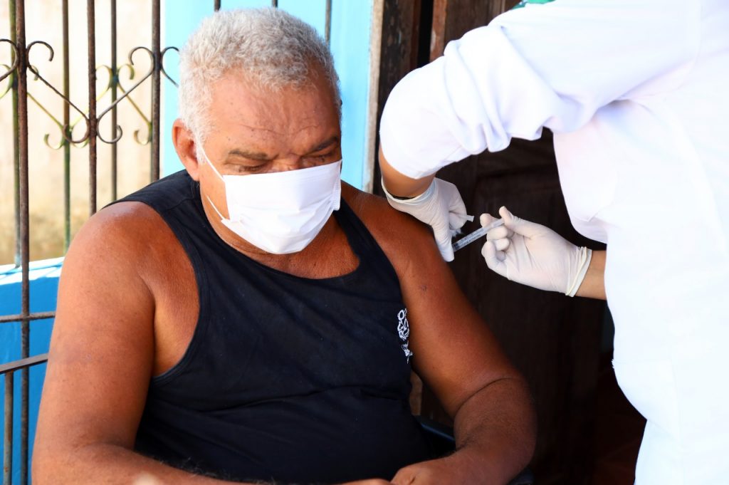 Idosos acamados recebem vacina contra covid-19 em Marituba
