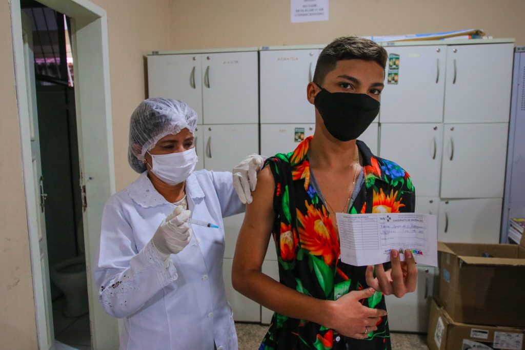Marituba inicia 3ª dose da imunização contra a Covid-19 em jovens a partir dos 18 anos