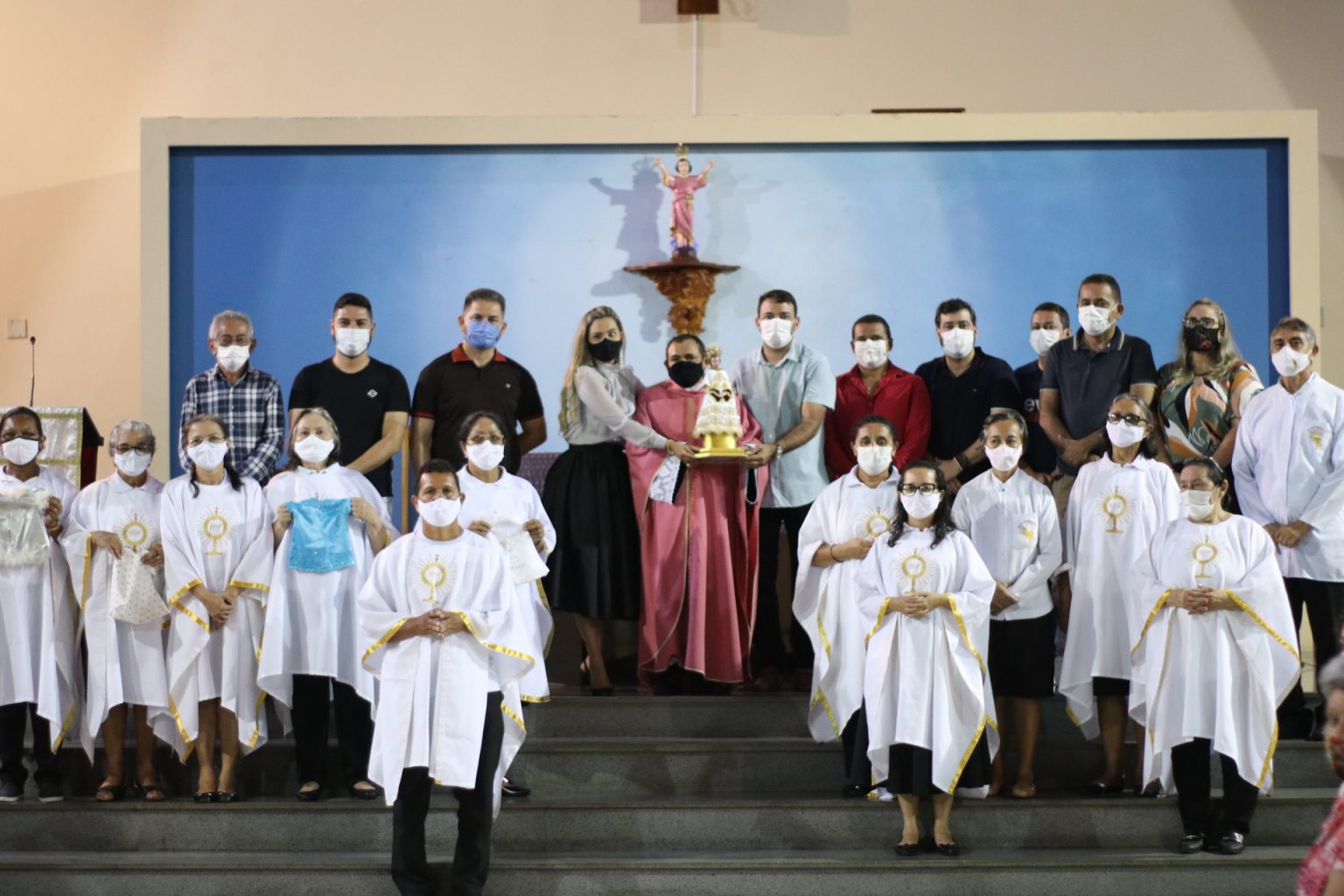 Apresentação do manto do Menino Deus emociona devotos e fiéis durante missa dominical na Praça da Matriz