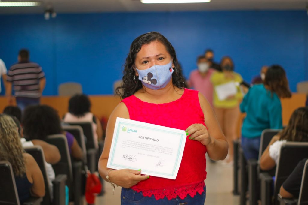 Sedeter entrega certificados para concluintes dos cursos profissionalizantes da Escola Municipal de Qualificação Profissional