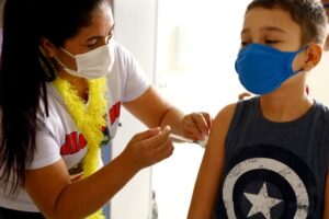 Crianças com comorbidade ou deficiência permanente se imunizam contra a Covid-19, neste sábado, em Marituba