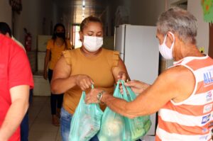 Semed realiza distribuição de kits alimentos provenientes da agricultura familiar