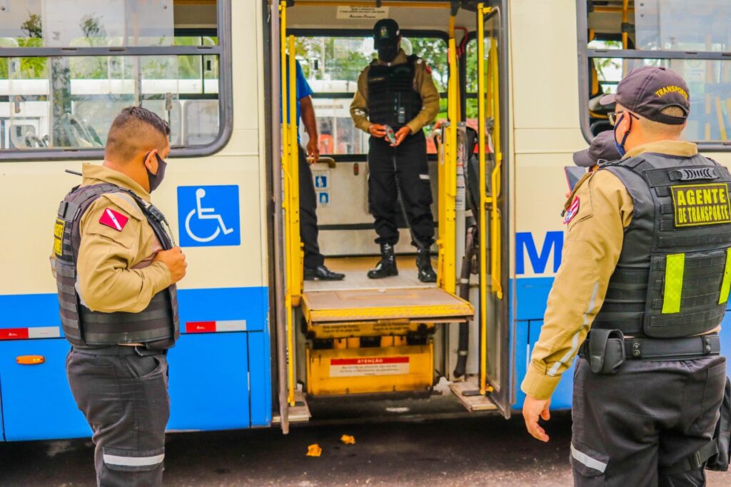 Dirtrans realiza blitz para fiscalizar acessibilidade nos ônibus e transporte irregular de mototáxi
