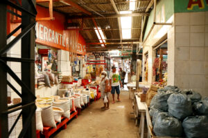 Sedap entrega permissões a feirantes do Mercado Central