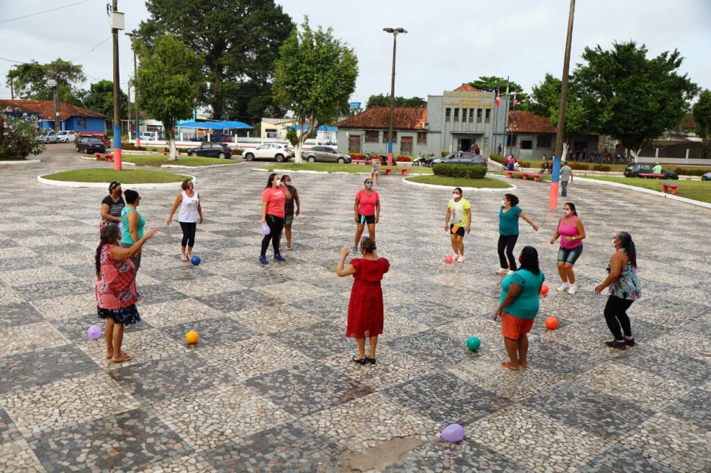 Centro de Diagnósticos realiza ginástica terapêutica na Praça da Colônia