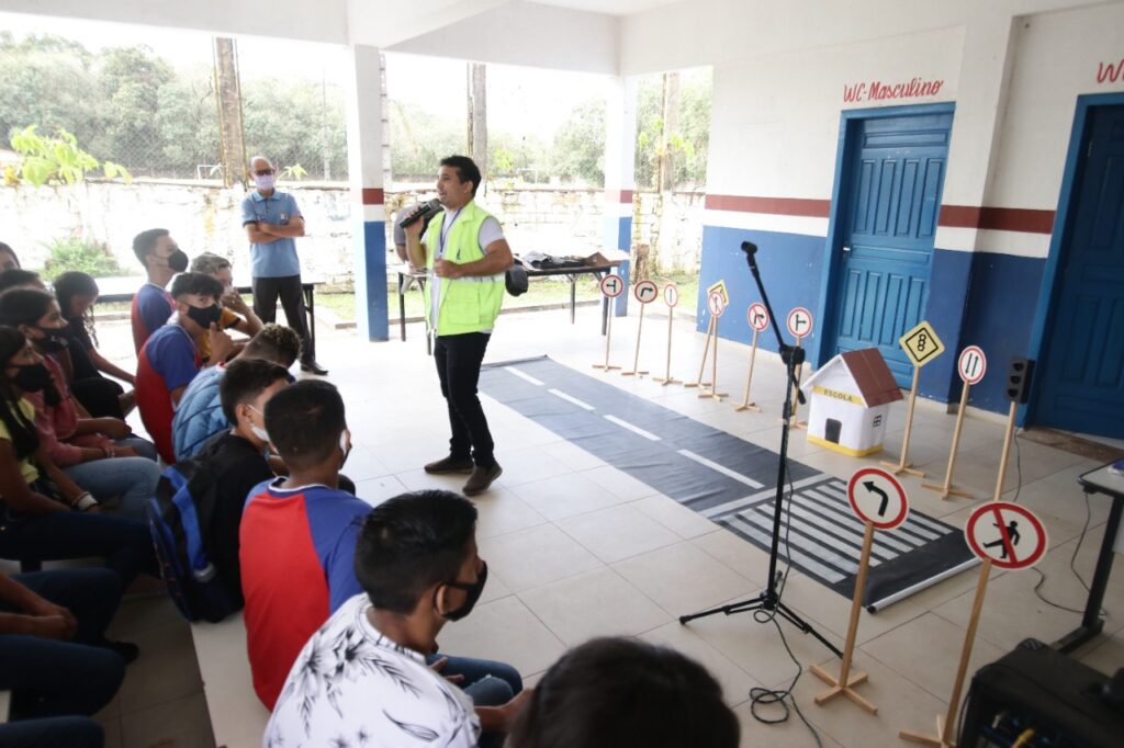 Diretran leva ação educativa sobre boas práticas no trânsito a alunos da escola Milton Dantas