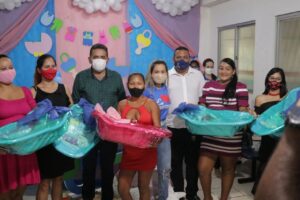 Marituba entrega kit enxoval a gestantes do Programa Criança Feliz