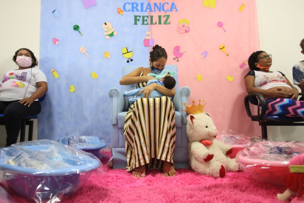 Grávidas inscritas no programa Criança Feliz recebem kits de Enxoval