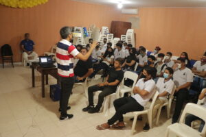 Técnicos da Sedap realizam visita técnica em escola municipal e levam orientação sobre preparação do solo para horta escolar
