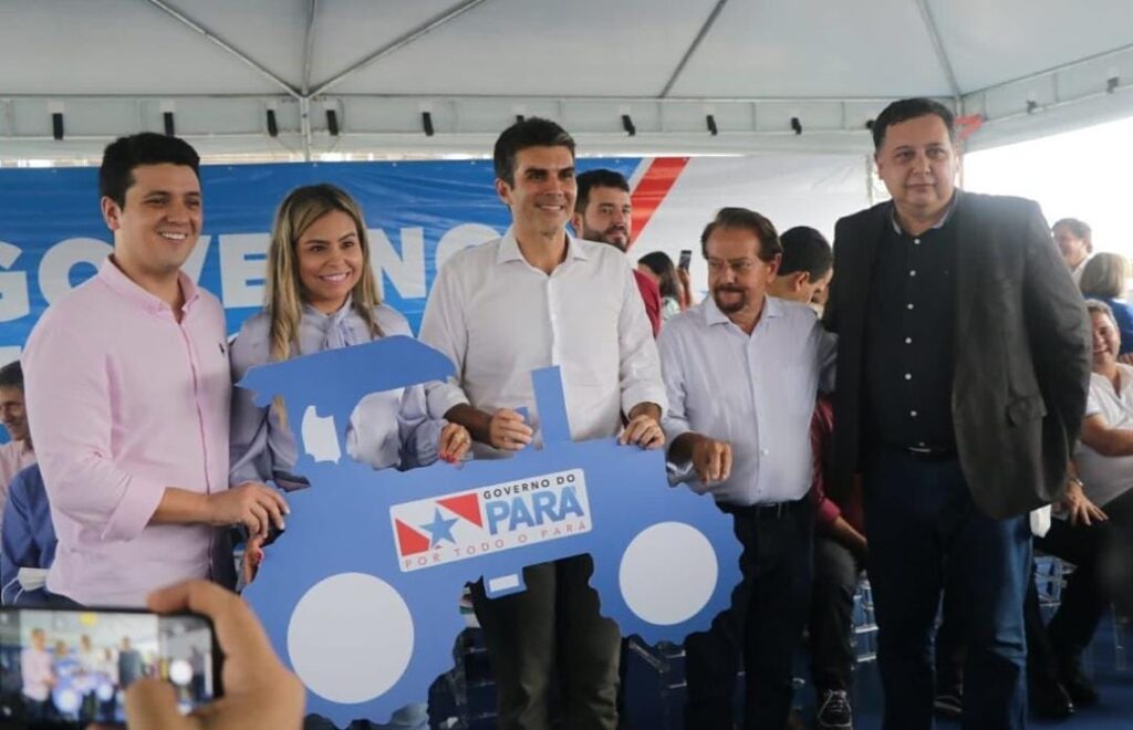 Prefeita Patricia Mendes recebe motoniveladora para uso na agricultura familiar