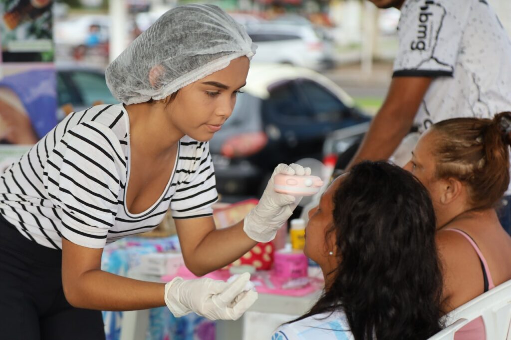 Feira das Mães Empreendedoras movimentou a Praça da Matriz na véspera do Dia das Mães