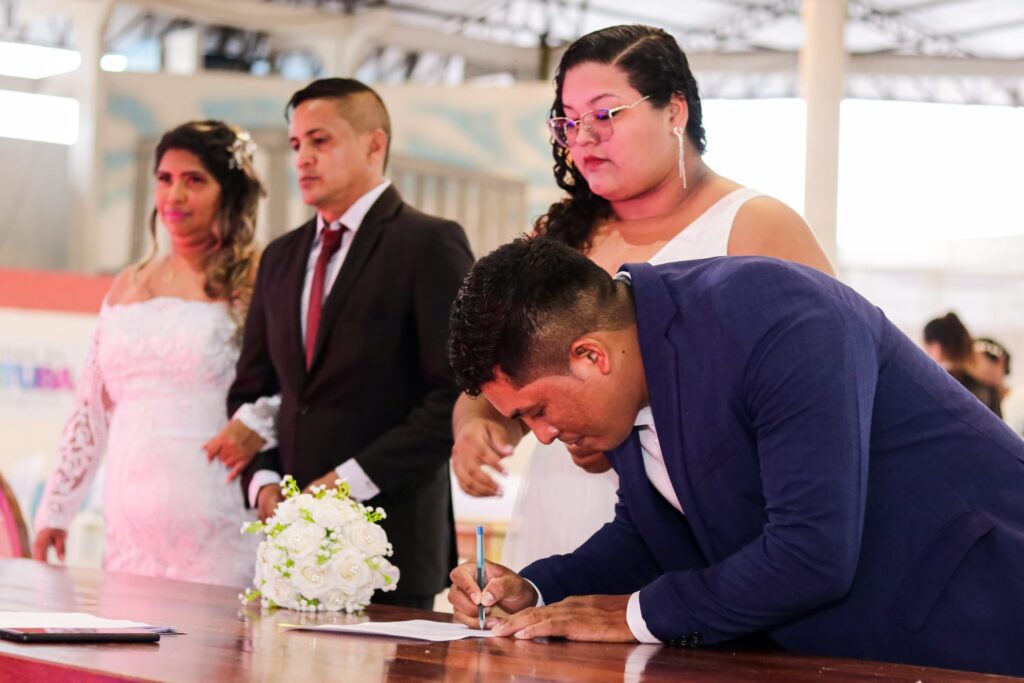 Prefeitura realizou casamento comunitário de 64 casais na noite de sábado (28)