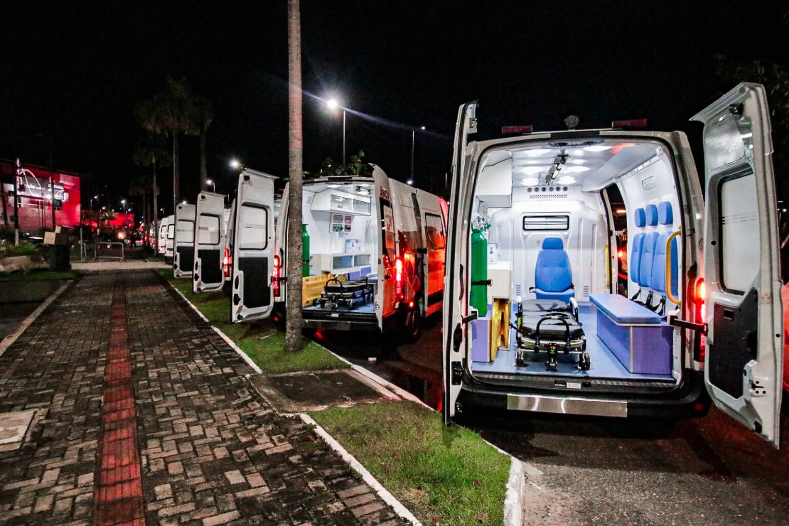 Prefeitura recebe ambulância e pá mecânica do Governo do Estado