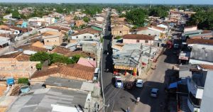 Governador do Estado entrega títulos definitivos de terra para moradores do bairro Centro