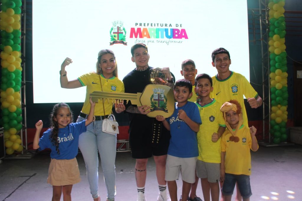 Marituba entrega chave da cidade a lutadora Larissa Pacheco