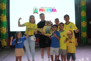 Marituba entrega chave da cidade a lutadora Larissa Pacheco
