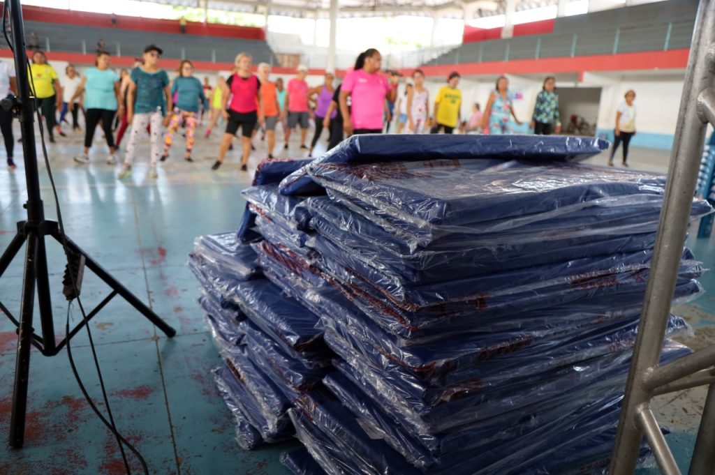 Prefeitura recebe doação de colchonetes para projetos da Semel