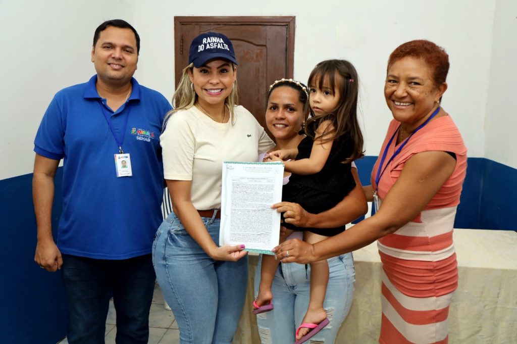 Moradores do residencial Viver Melhor recebem contratos de imóveis