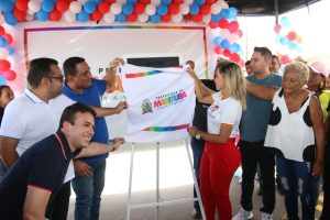 Prefeitura entrega pavimentação de via no Almir Gabriel
