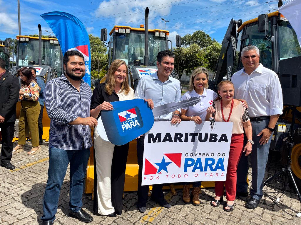 Prefeita recebe retroescavadeira para conservação de estradas municipais