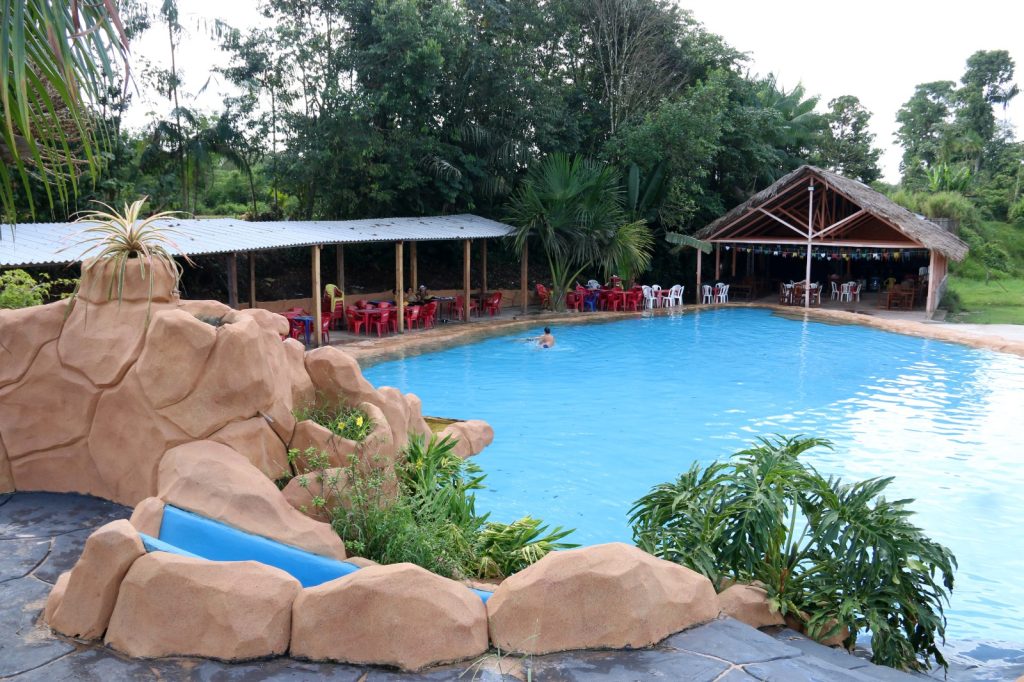Piscina de água natural com queda d’água no Floresta Park